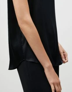 Silk Charmeuse Reversible Perla Blouse 23 Silk Charmeuse Reversible Perla Blouse -Chic Daily Fashion mbw19r 2629 black detail2