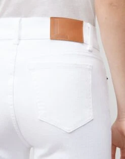 L148 Denim Reeve Straight Jean 11 L148 Denim Reeve Straight Jean -Chic Daily Fashion mpc23w 1m55 washed plaster detail2