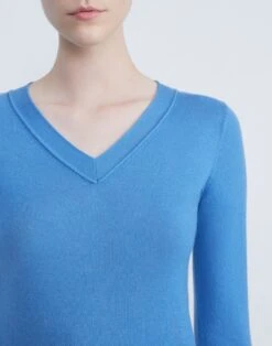 Fine Gauge Cashmere V-Neck Sweater -Chic Daily Fashion mwcb9r kc61 sonic blue detail